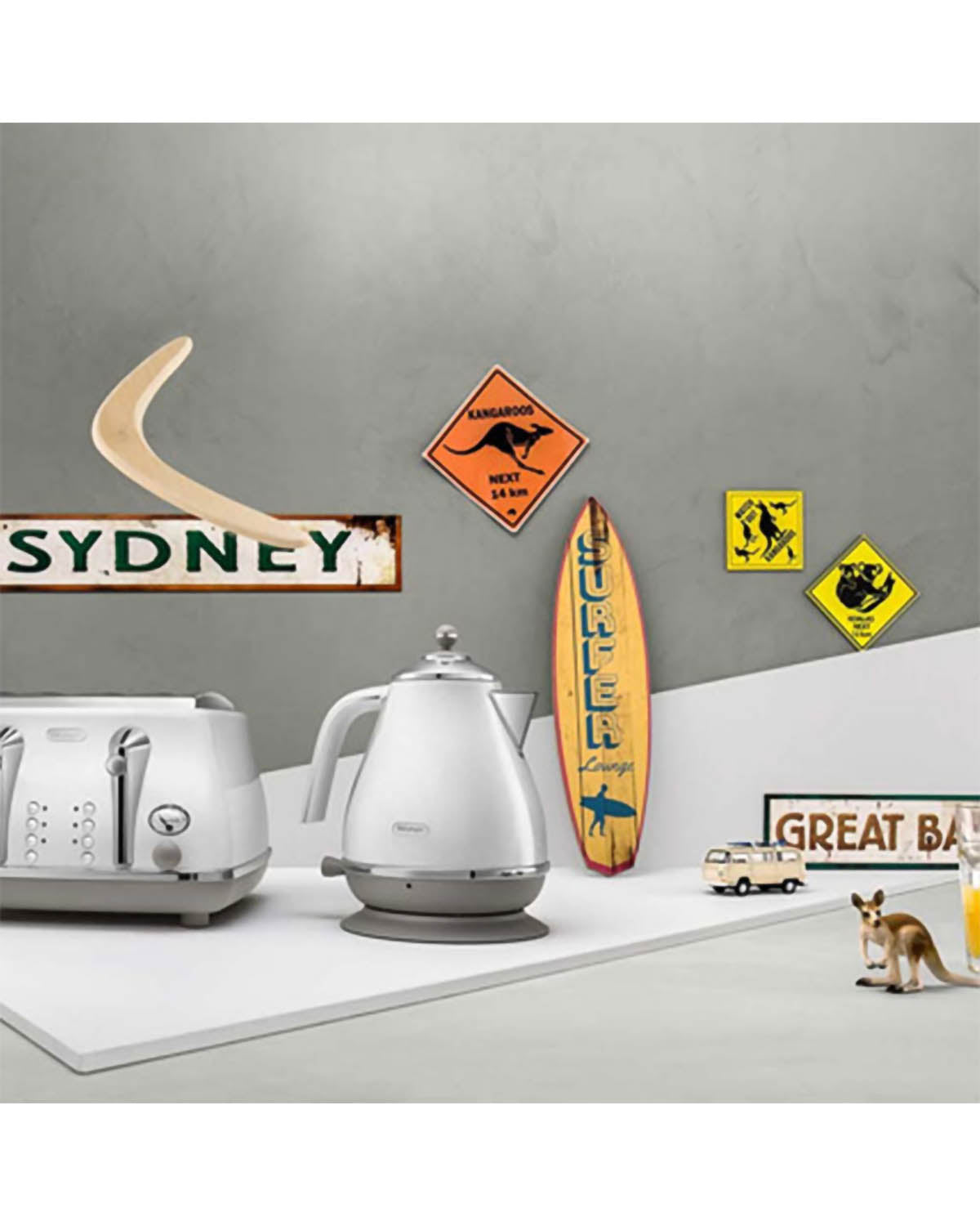 DeLonghi 1.7 Litre Icona Capitals Kettle - Sydney White